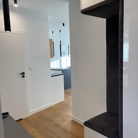 Airport Komputerowa Vip Apartment *